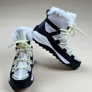 Sorel Out 'N About RMX Glacy Insulated women’s Boots size 8.5